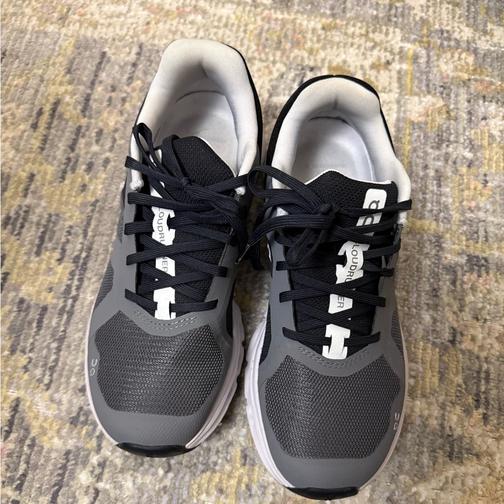 On Cloud cloudrunner woman’s Black and Gray Shoes - Picture 2 of 9